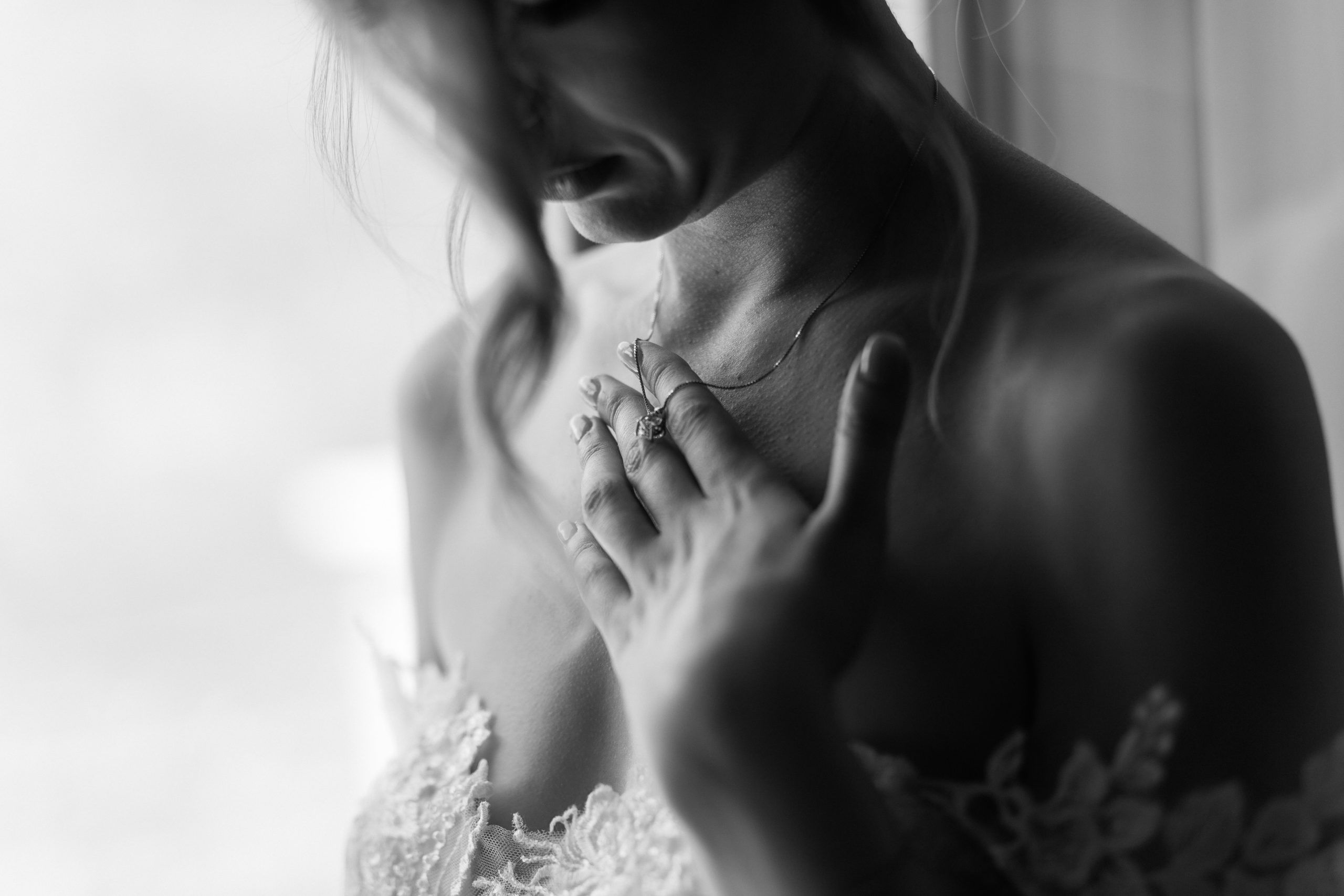 Getting Ready Sposa, Bride, Damigelle, moody, pastel colors, Taormina Wedding, black and white photo