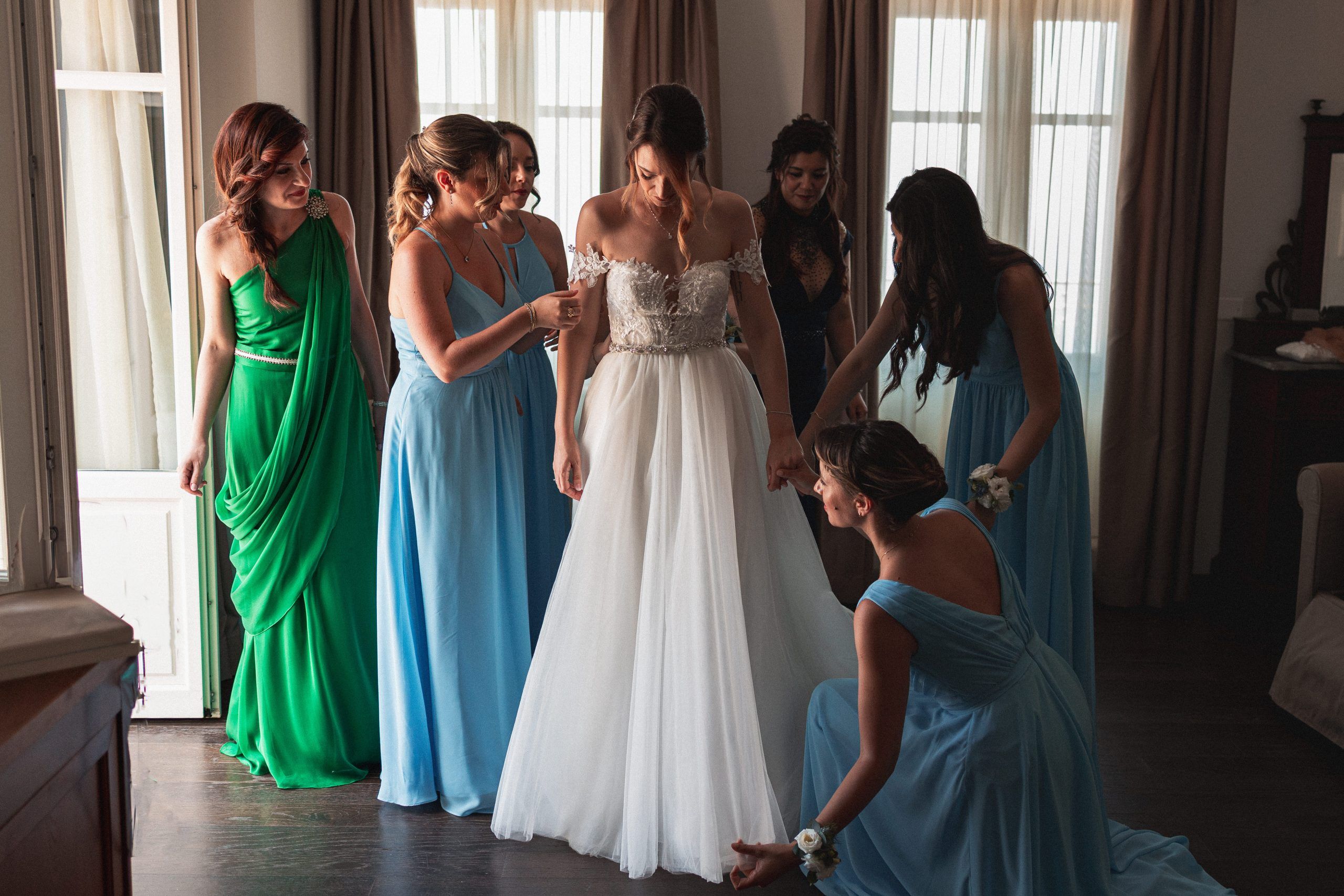 Getting Ready Sposa, Bride, Damigelle, moody, pastel colors, Taormina Wedding, bridesmaid